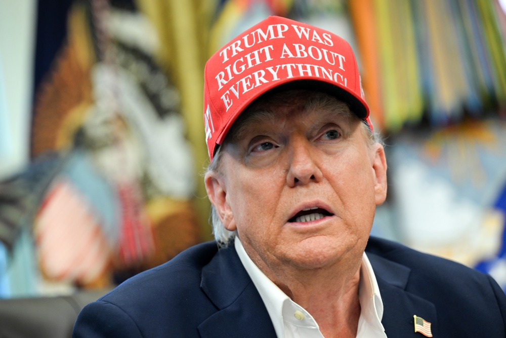 Trump rompe silêncio com mais de 40 mensagens em rede social após rumores sobre a saúde