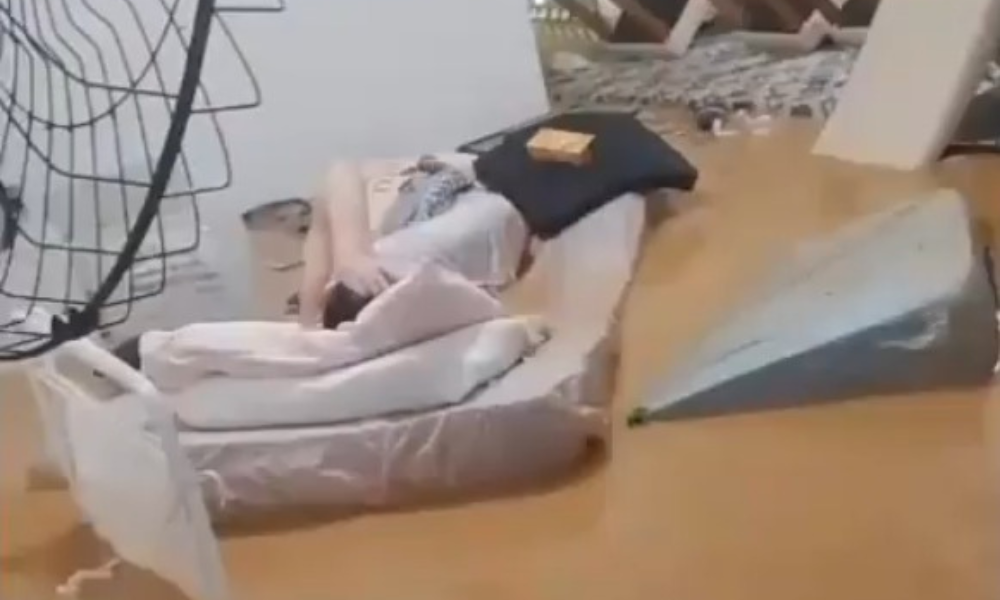 Idosos boiam em colchões após casa de repouso inundar em Ubá; veja vídeo