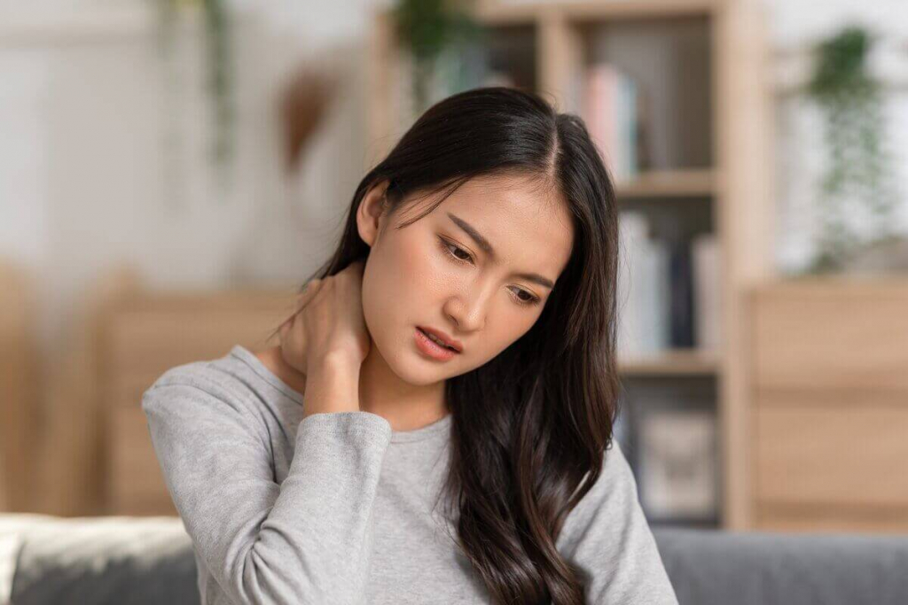 Dor no pescoço nem sempre vem do travesseiro: o que a ciência diz sobre estresse e tensão cervical