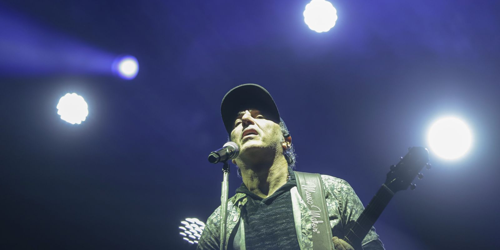 Prestes a completar 60 anos, Zeca Baleiro lança coletânea de músicas