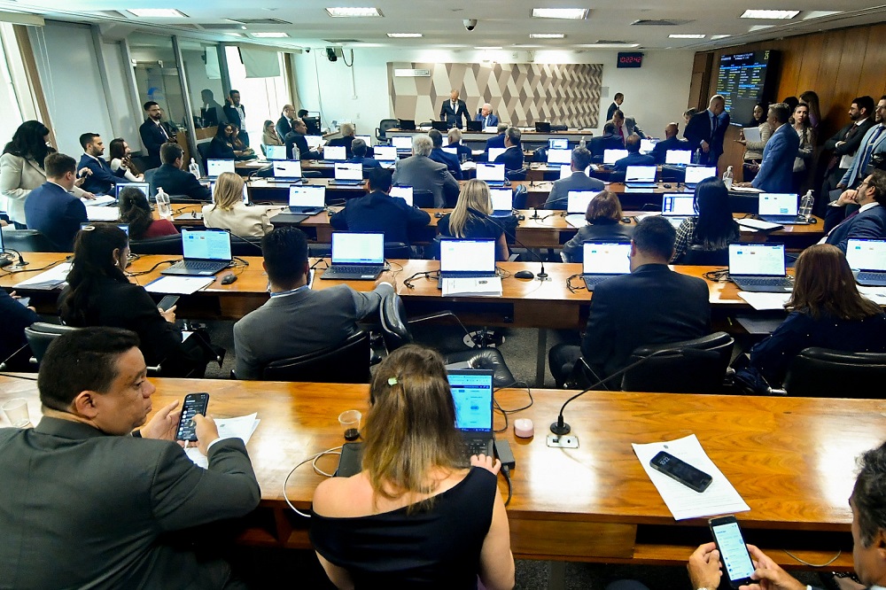 CCJ do Senado aprova PEC que veda punição a veículos por fala de entrevistados