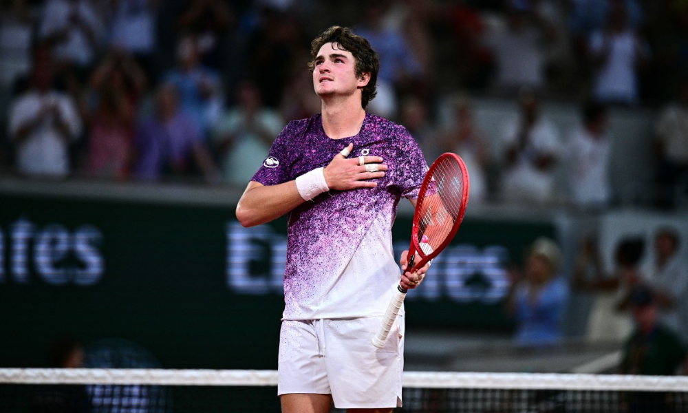 História em Roland Garros: João Fonseca vence Djokovic e avança em Paris