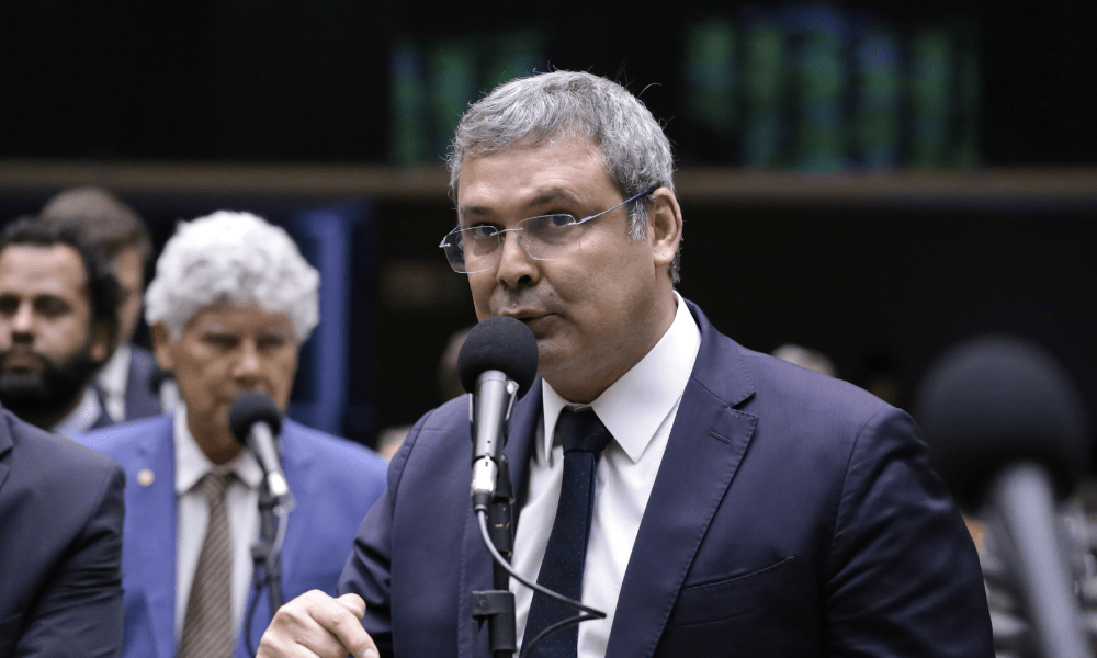 Deputado petista pede a Moraes para mandar Bolsonaro de volta para a cadeia