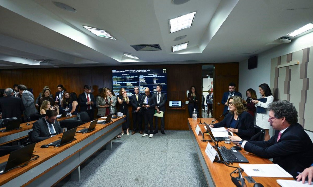 Comissão aprova MP da taxa das blusinhas: texto segue para plenários
