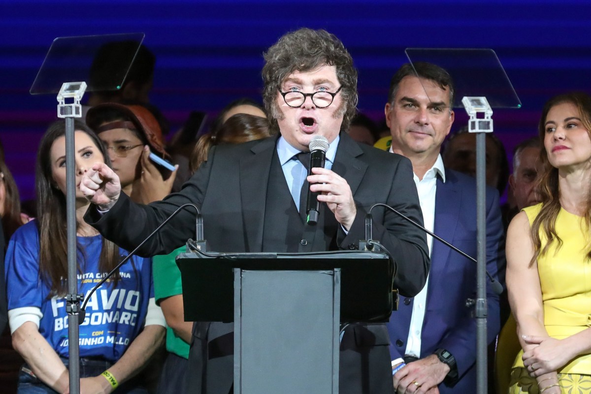 Milei chama Lula de ladrão e declara apoio a Flávio Bolsonaro: ‘Meu amigo’