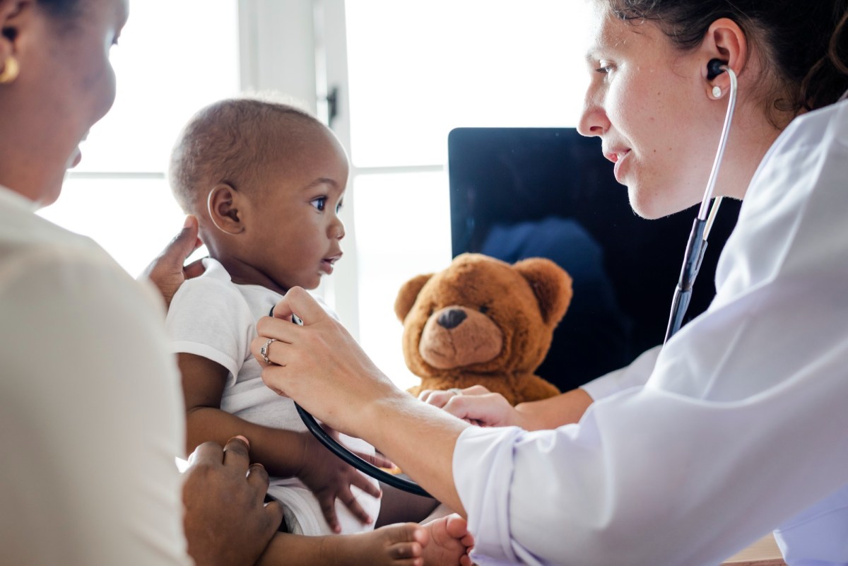 Por que a pediatria está sumindo? Os desafios que ninguém conta aos pais