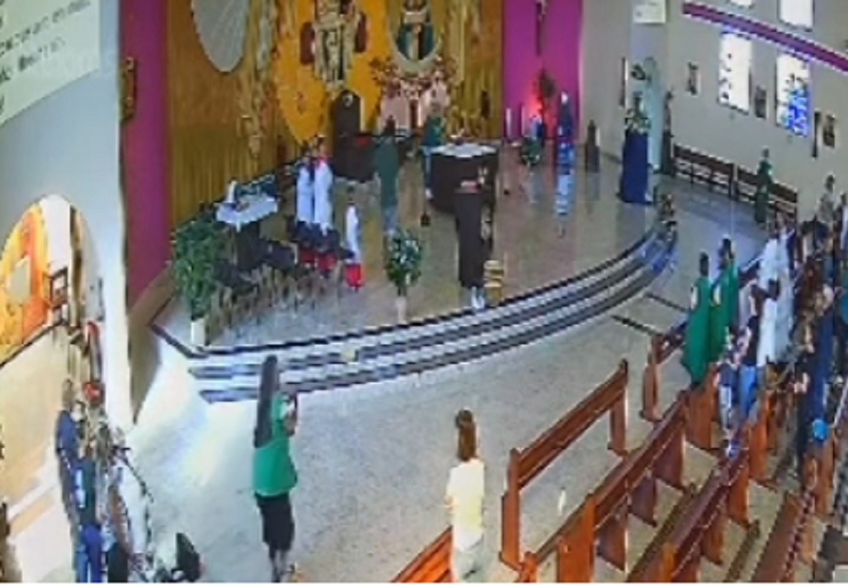 ‘Avisa a Jesus’: Homem invade igreja em SP e dá soco em bispo; veja vídeo