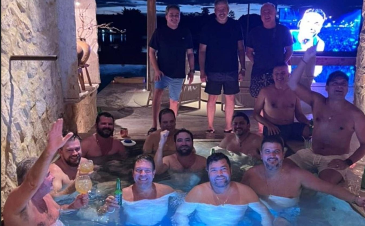 Quem é senador de foto vazada com políticos do Centrão em piscina