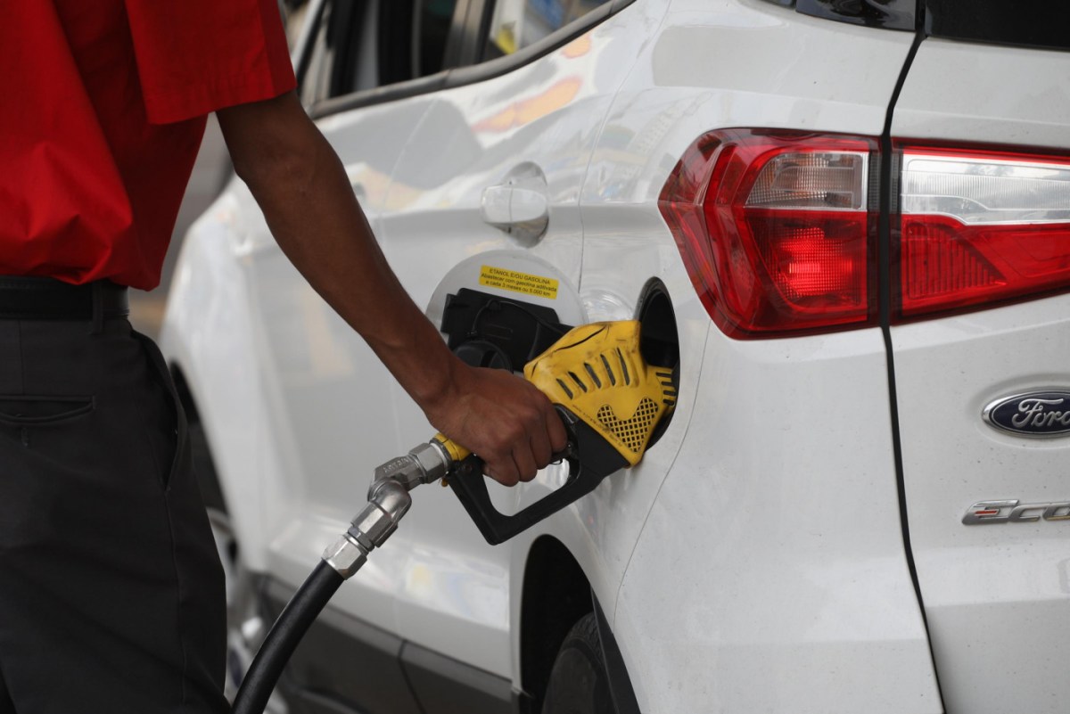 França e Alemanha oficializam acordo que flexibiliza transição a carros elétricos